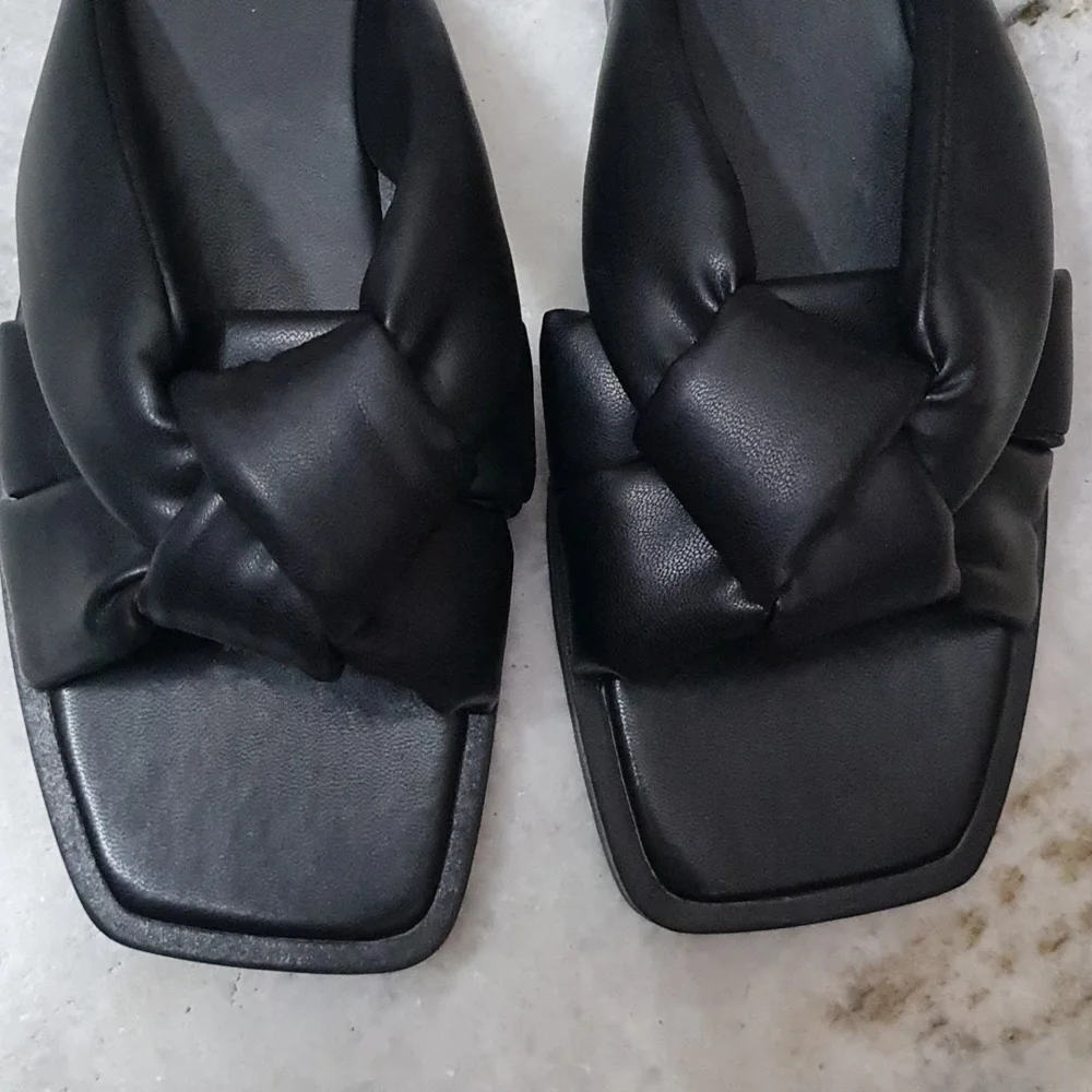 Imitation leather padded slides. - Picture 5 of 10